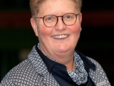 Portrait der Bürgermeisterin Petra Knetemann vor einem schwarzen Hintergrund.